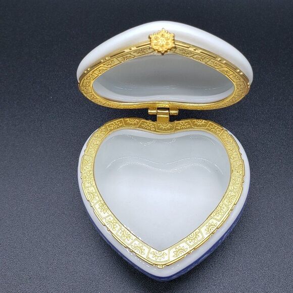 White Porcelain Vintage Cobalt Blue Floral Butterfly Gold Trim Trinket Box - Picture 9 of 12